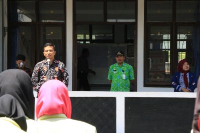 Dekan FEBI menyerahkan KKN di Kecamatan Tembarak Kabupaten Temanggung